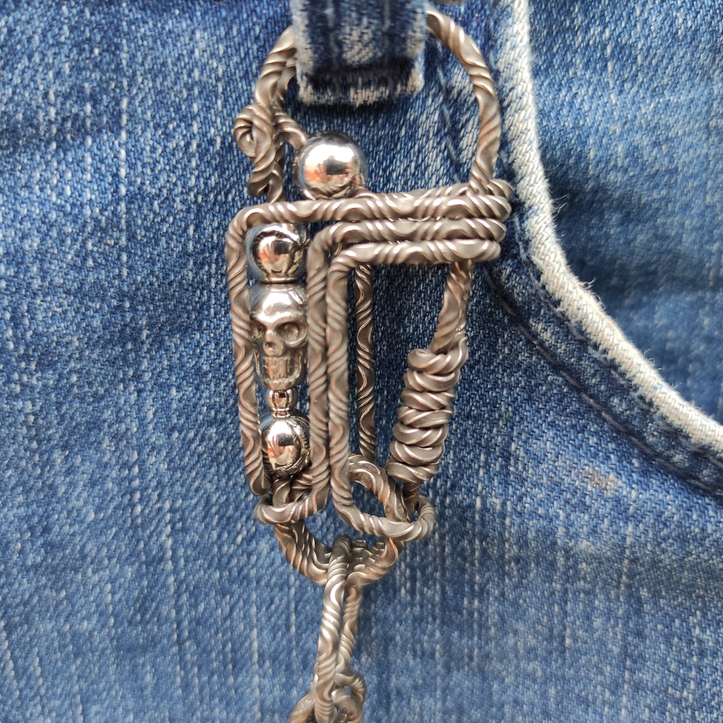 Skull Damascus Keychain – Bold Biker Spirit, Handcrafted Steel